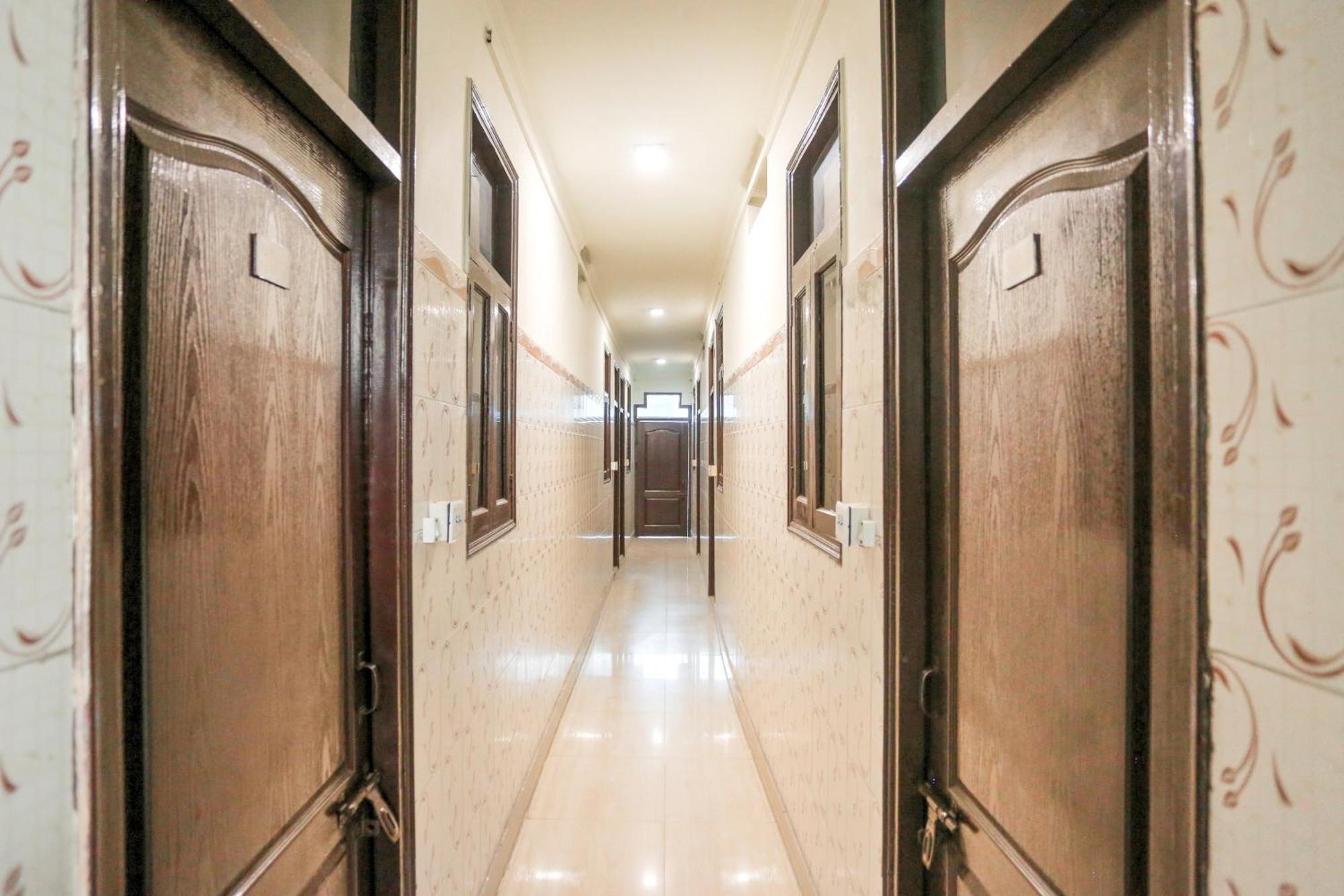 Hotel O Shri Sai Guest House Delhi Kültér fotó